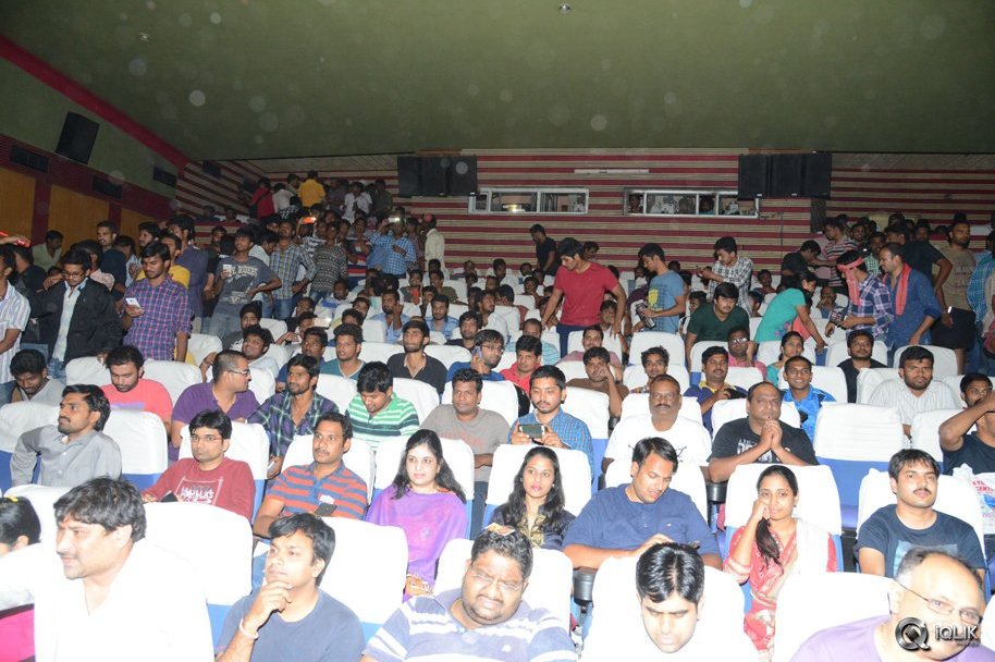 Sardaar-Gabbar-Singh-Movie-Hungama-at-Arjun-Theater